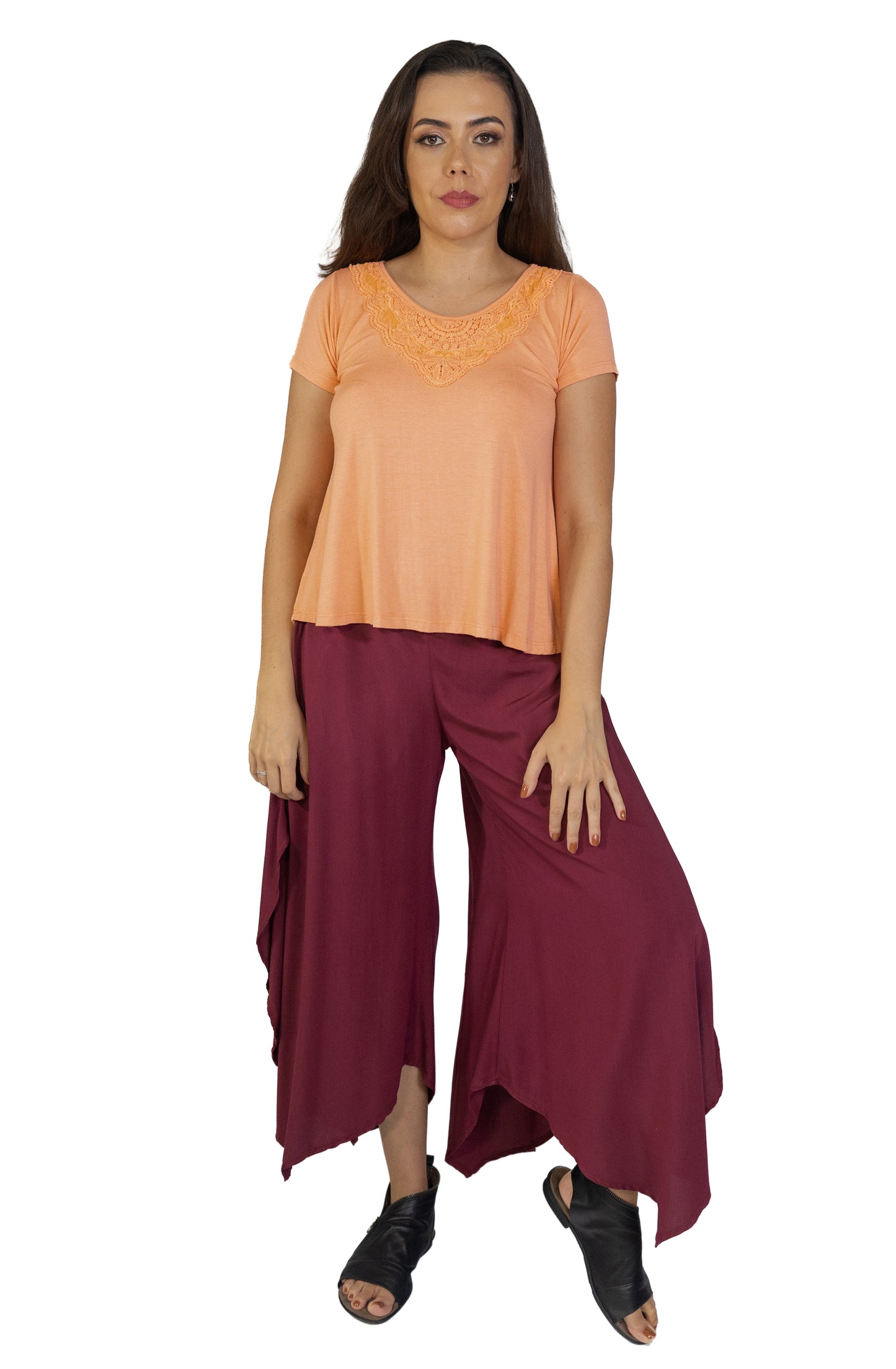 Calça tipo pantacourt com bolsos laterais