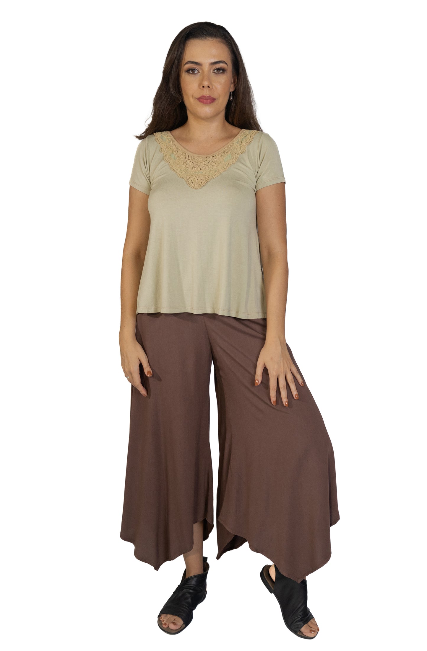 Calça tipo pantacourt com bolsos laterais
