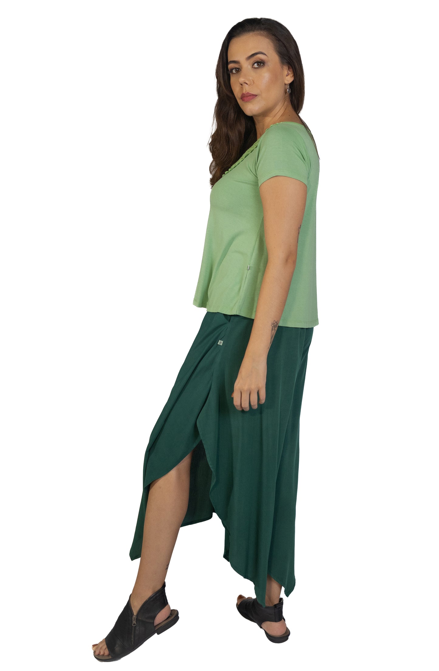 Calça tipo pantacourt com bolsos laterais