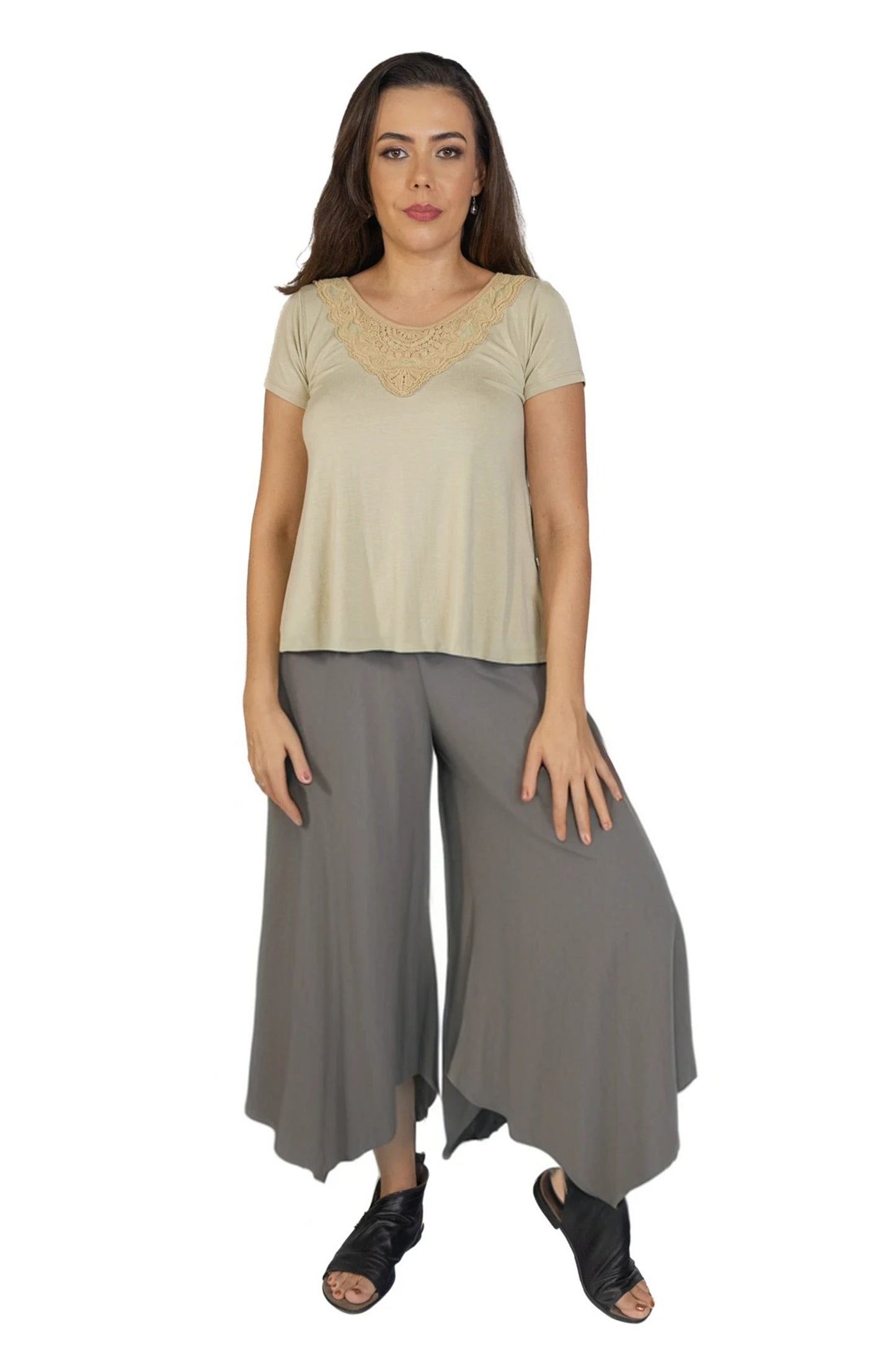 Calça tipo pantacourt com bolsos laterais