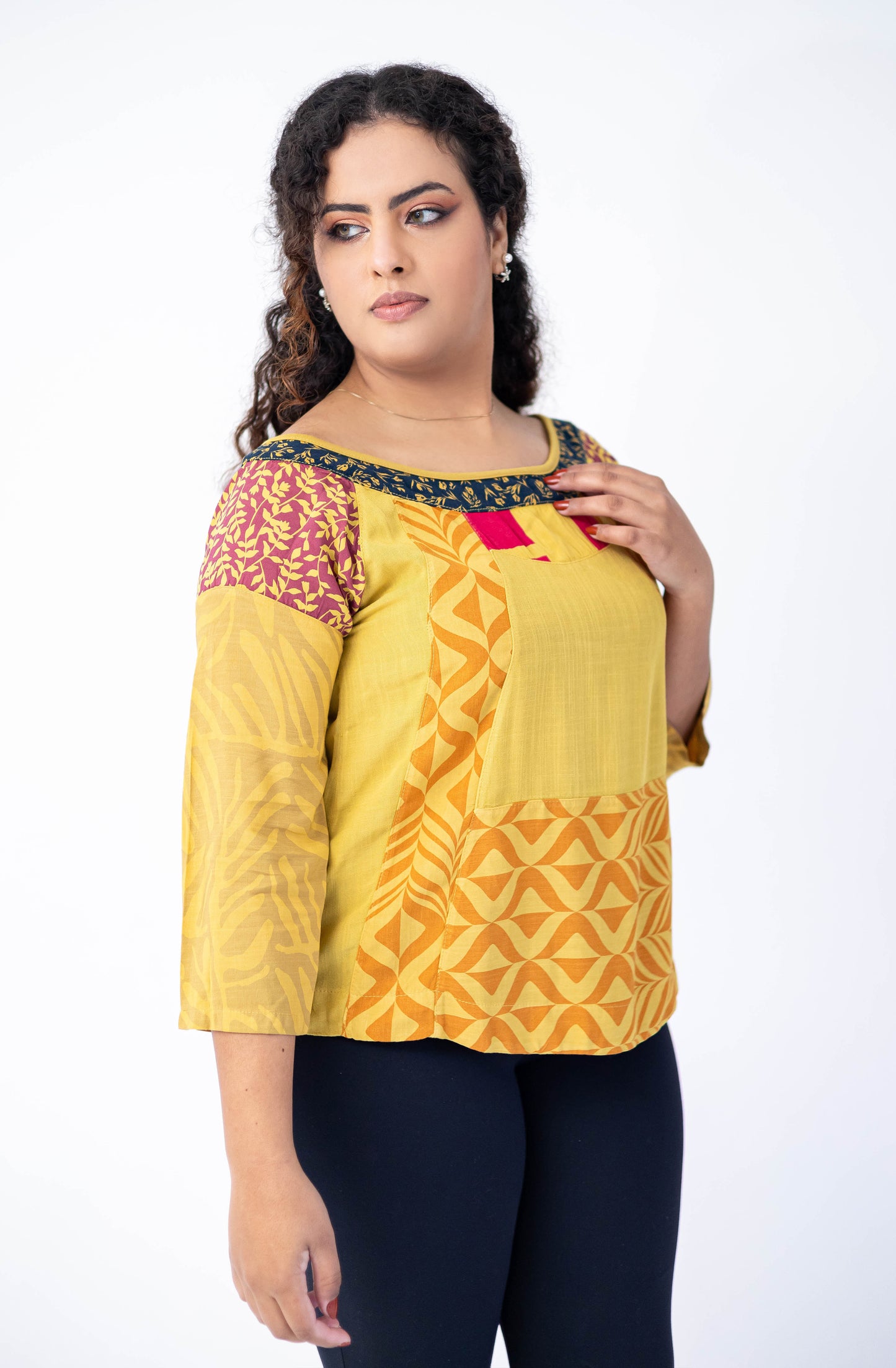 Blusa em patchwork com decote canoa