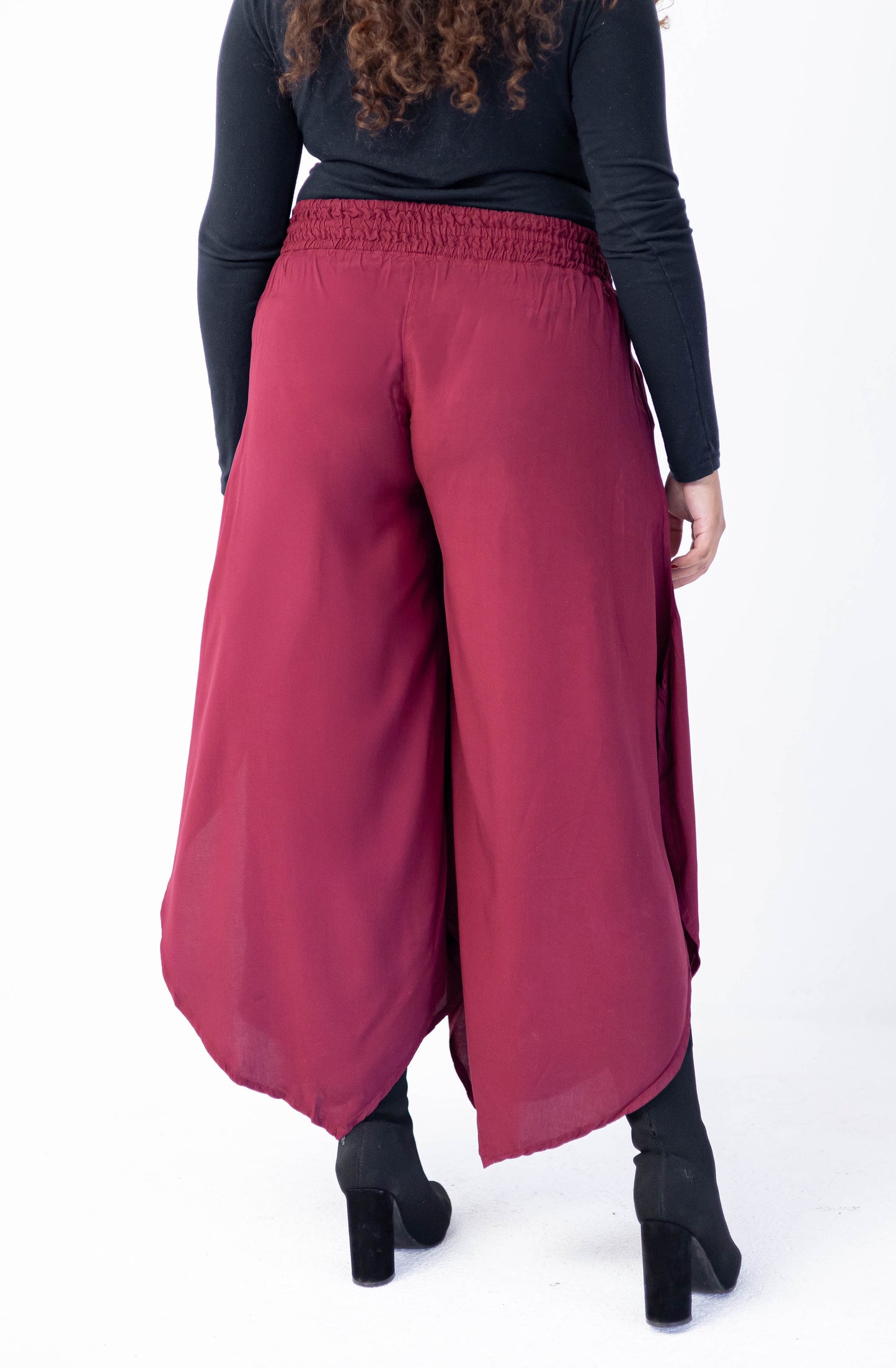 Calça tipo pantacourt com bolsos laterais