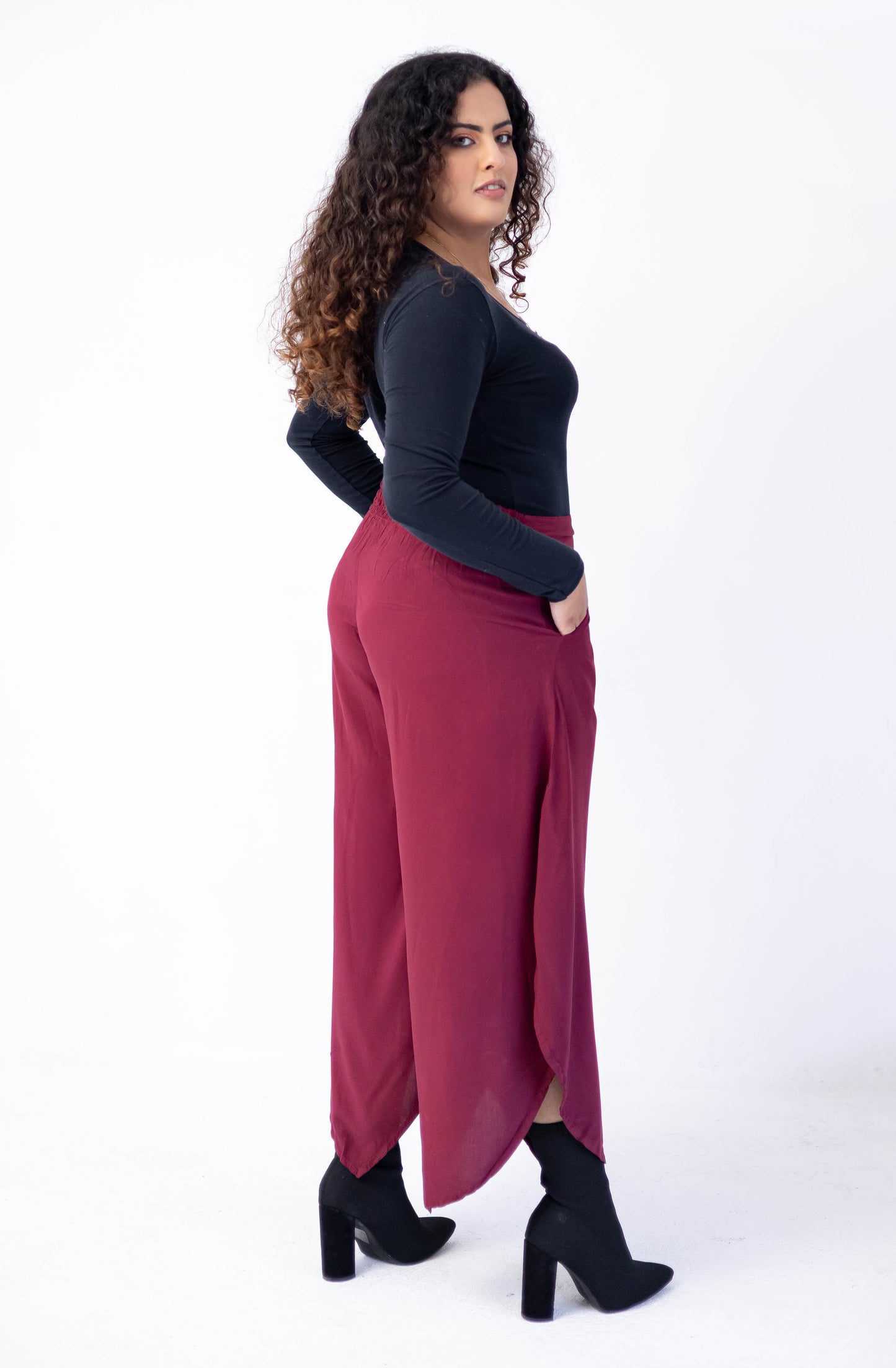 Calça tipo pantacourt com bolsos laterais