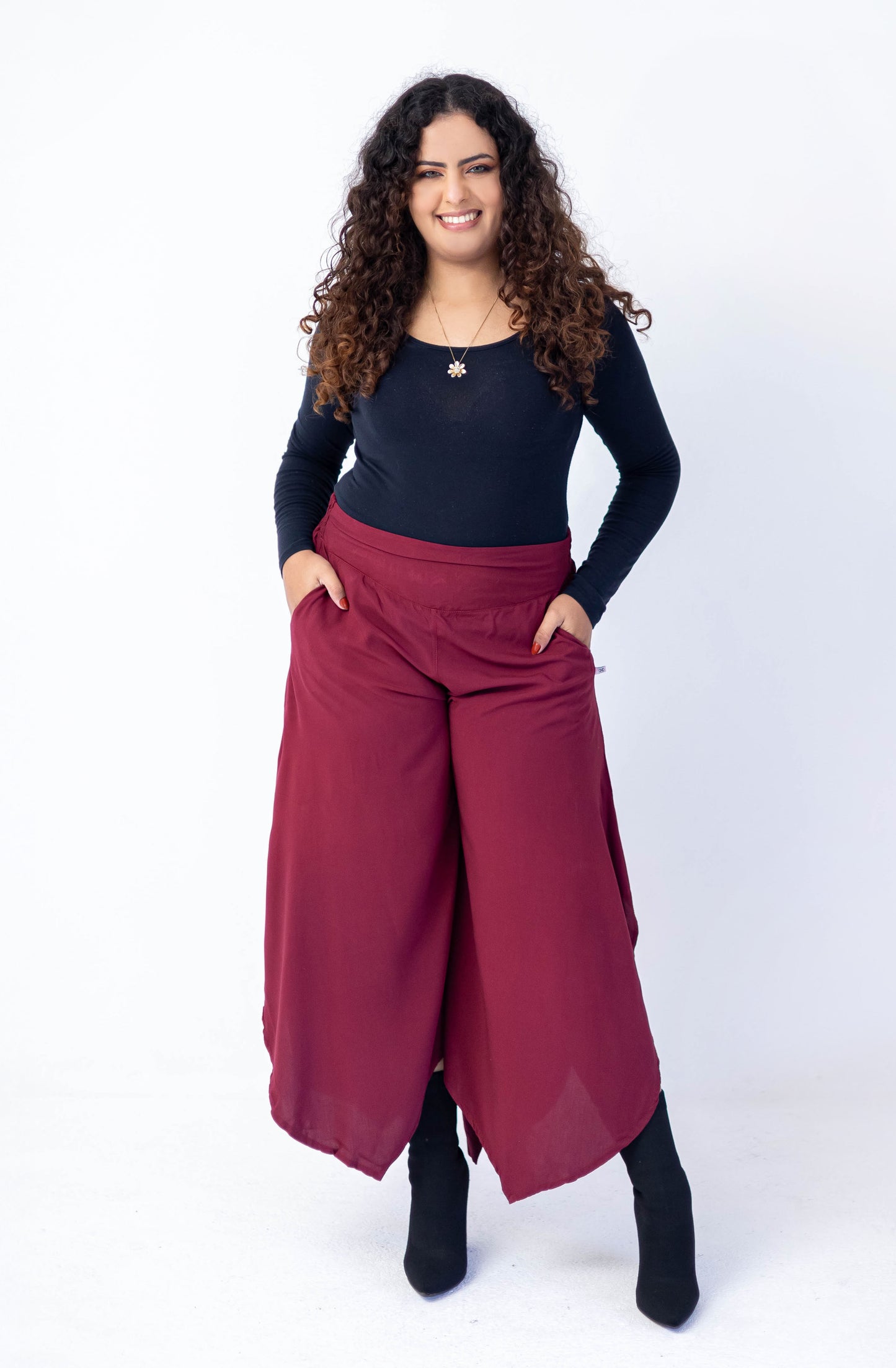 Calça tipo pantacourt com bolsos laterais