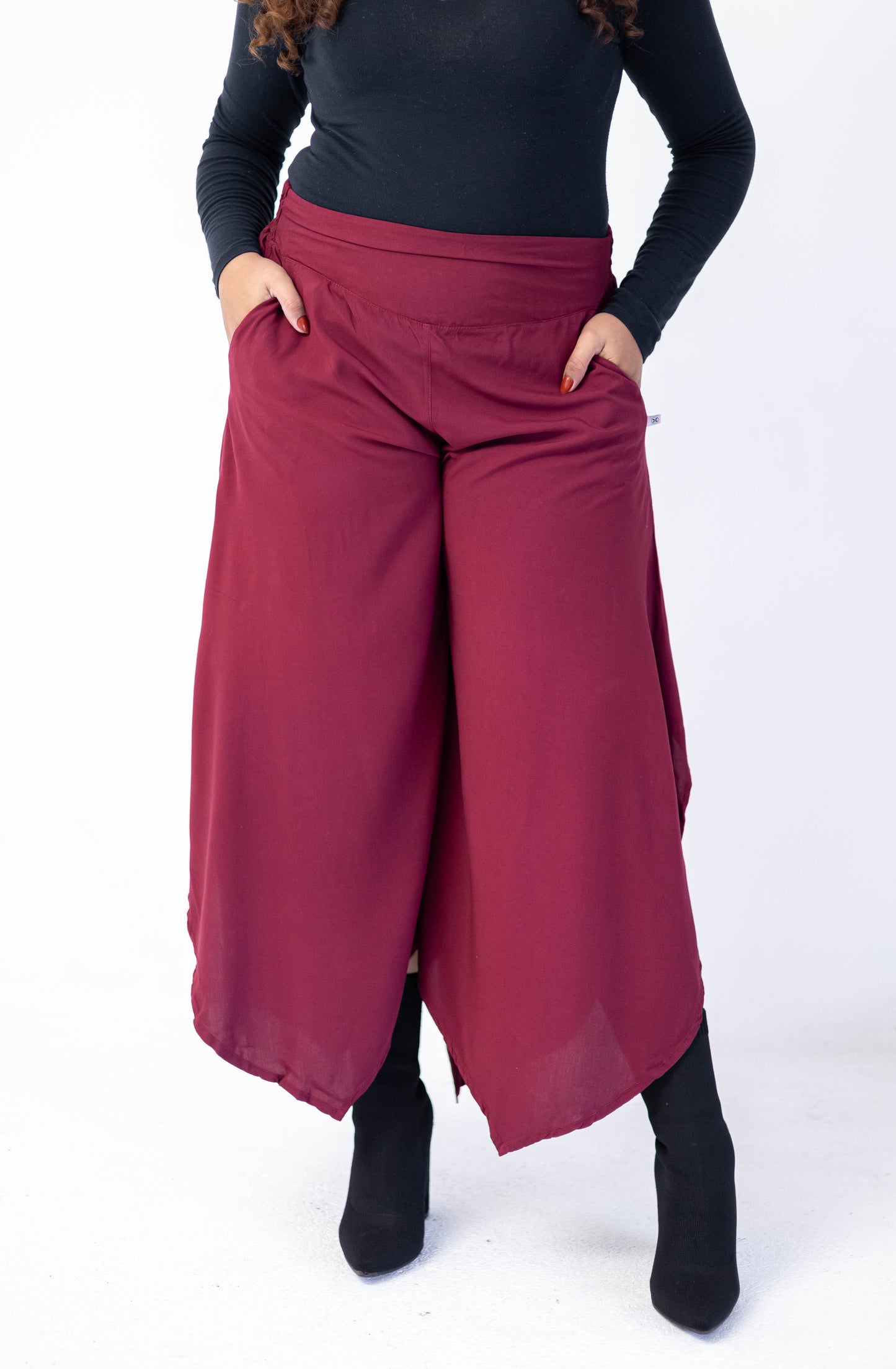 Calça tipo pantacourt com bolsos laterais