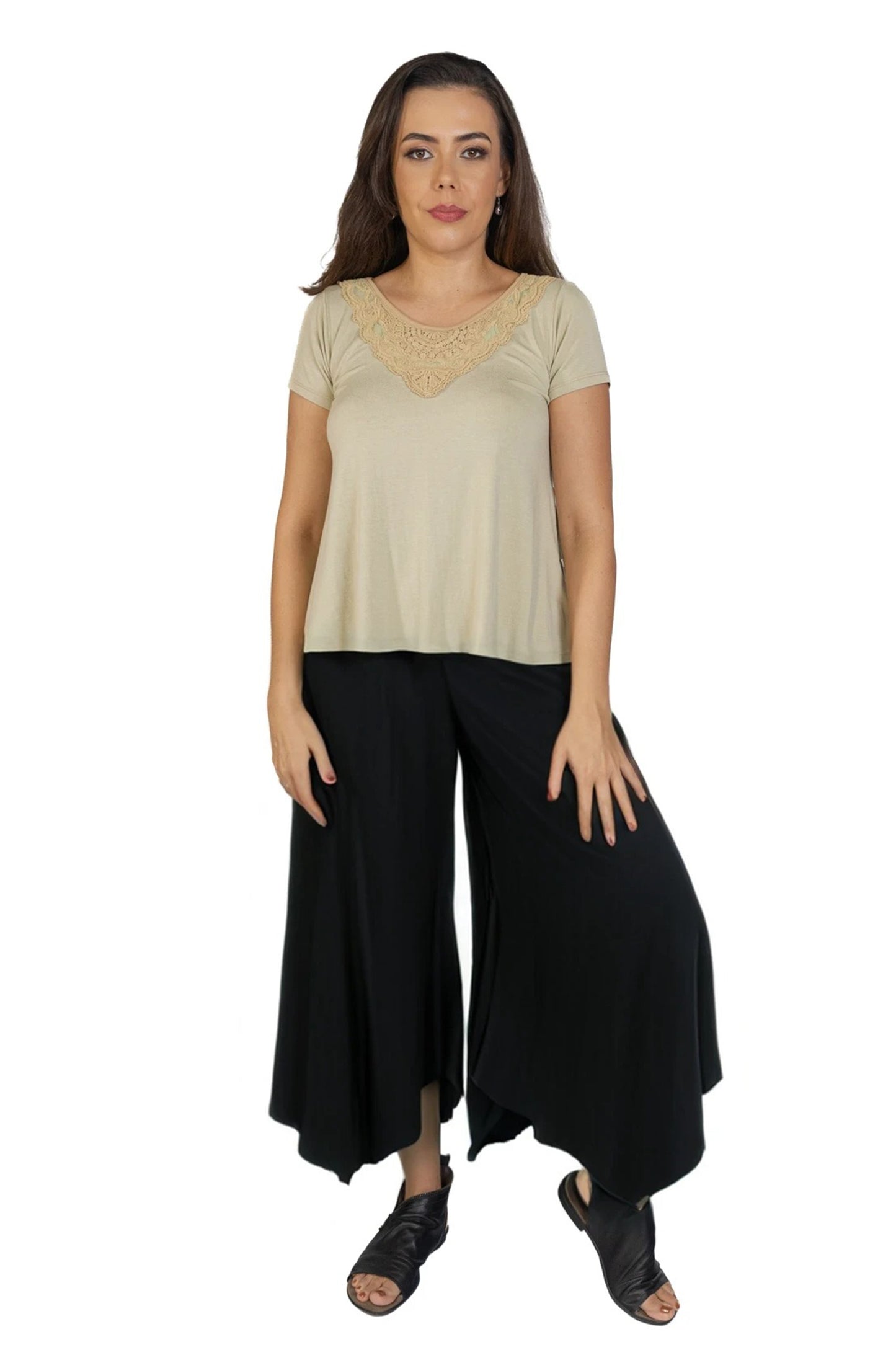Calça tipo pantacourt com bolsos laterais