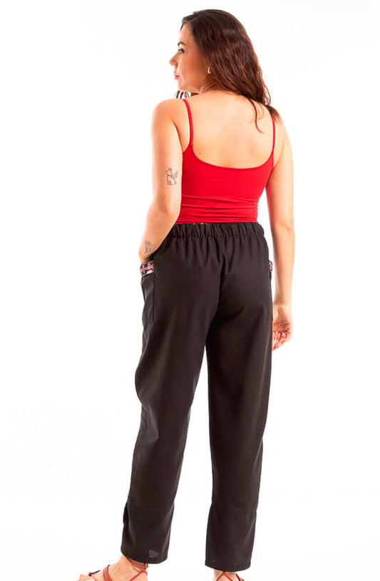 Calça com bolsos laterais