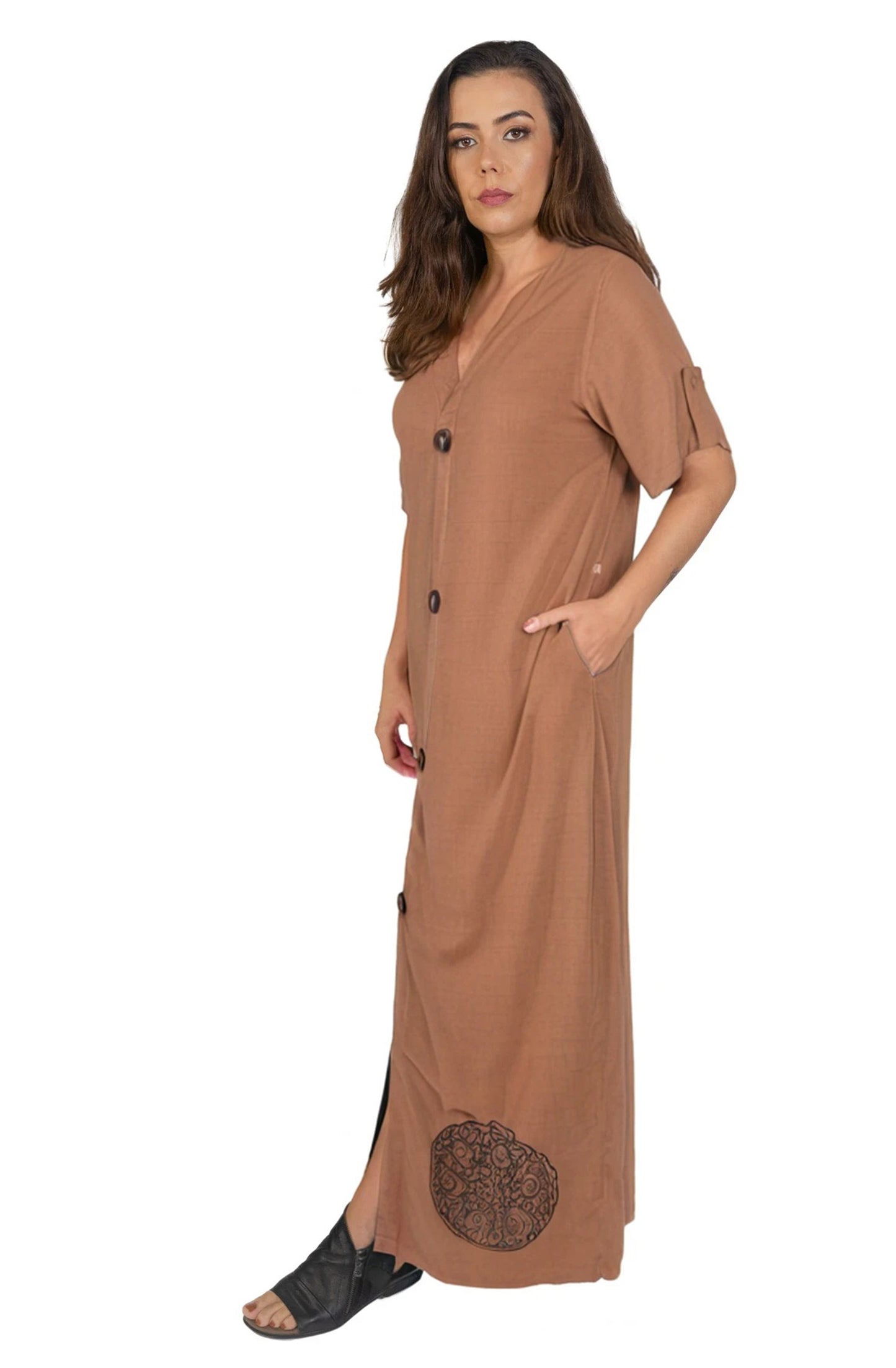 Vestido longo com capuz e carimbos artesanais na barra
