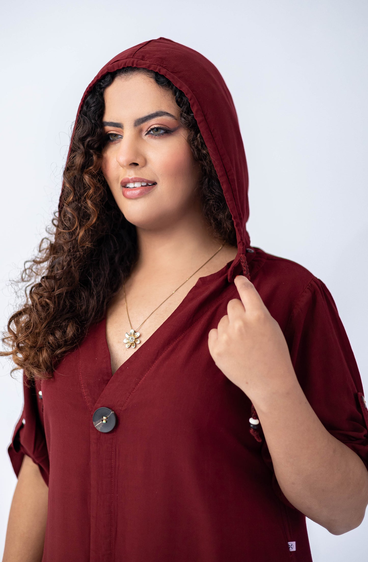 Vestido longo com capuz e carimbos artesanais na barra