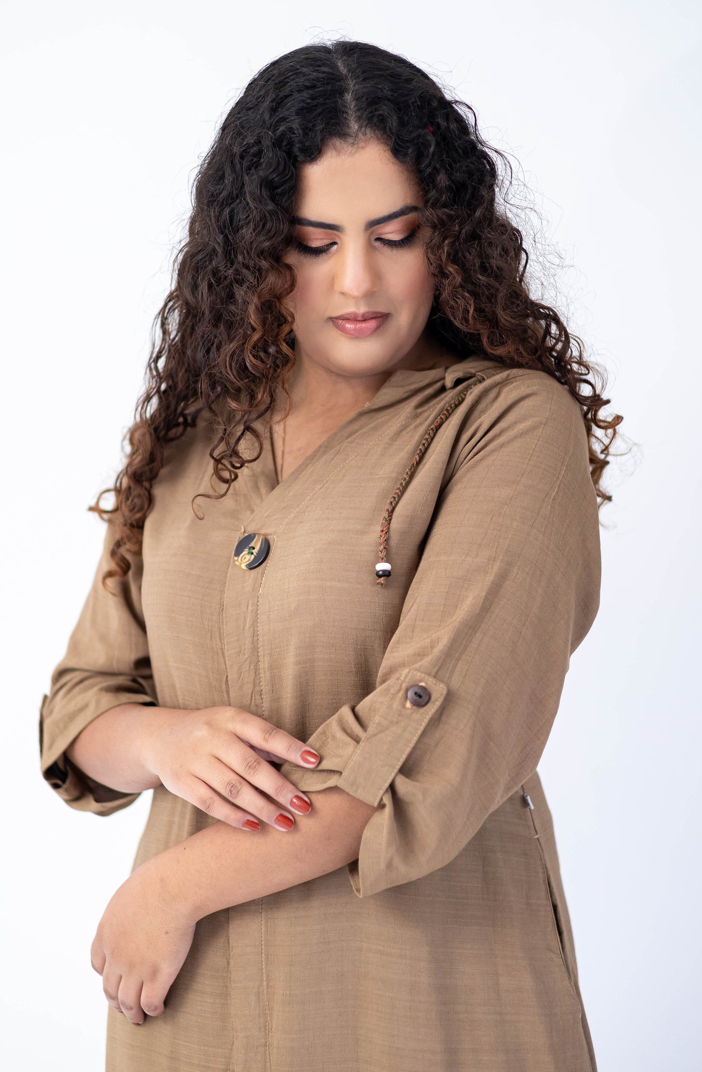 Vestido longo com capuz e carimbos artesanais na barra