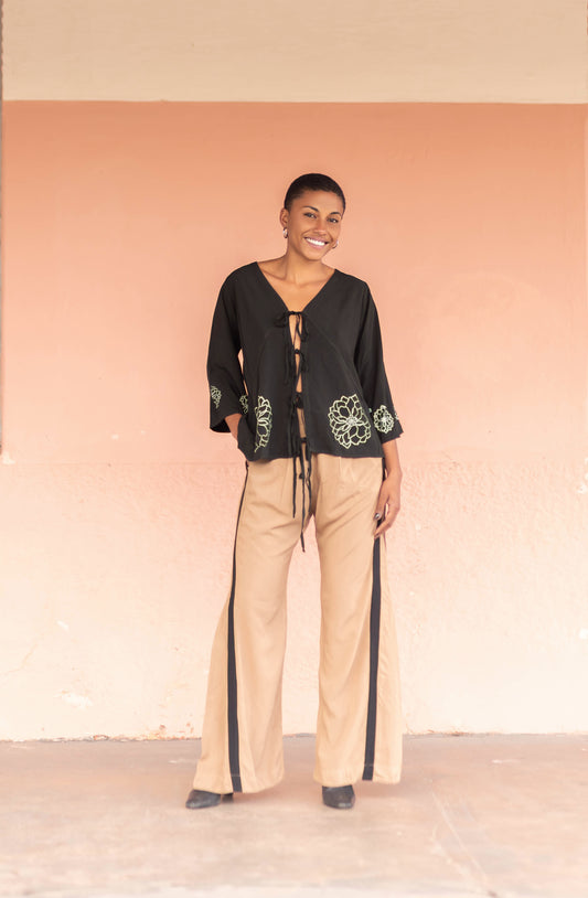 Blusa com amarrador e carimbos