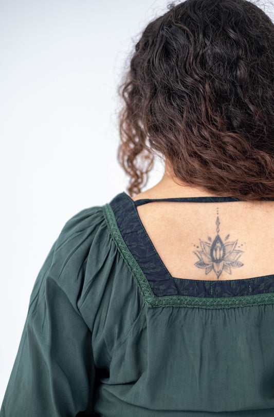 Blusa com decote quadrado e manga com babado