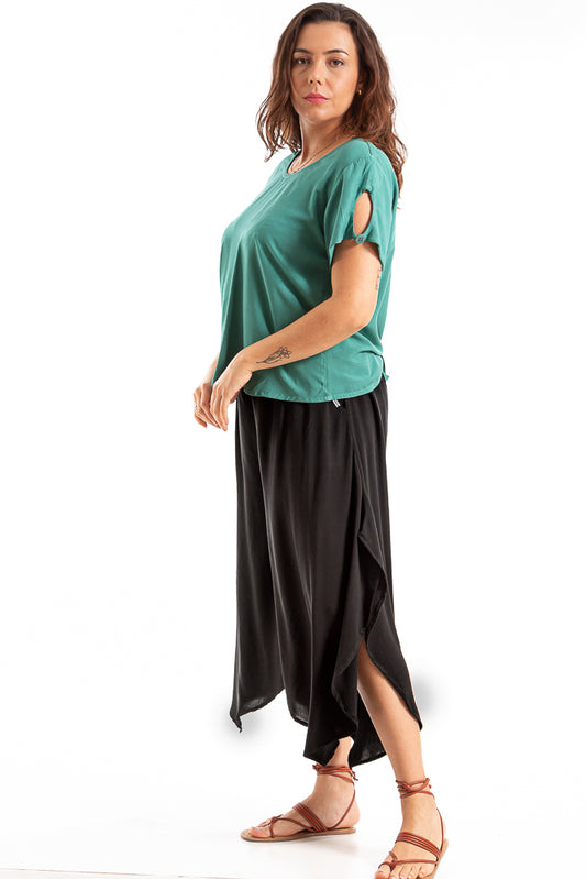 Blusa com decote redondo e amarrador nas costas