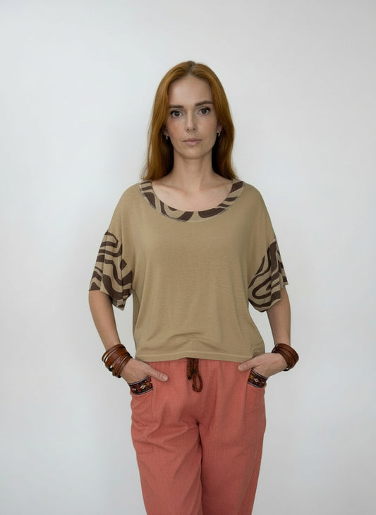 Blusa em malha com detalhes nas mangas e gola