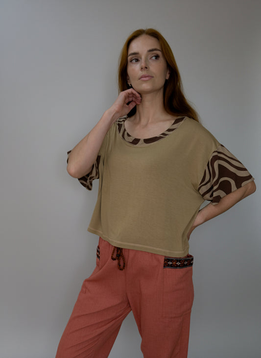 Blusa em malha com detalhes nas mangas e gola