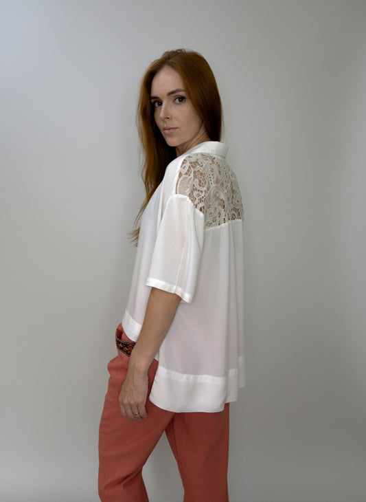 Camisa com pala nas costas