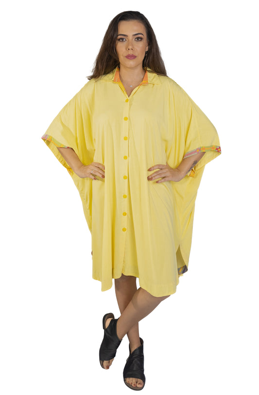 Chemise ampla com detalhes em tecido estampado na gola cava e barra