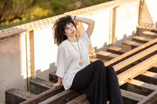 Bata com decote redondo e abertura nas costas