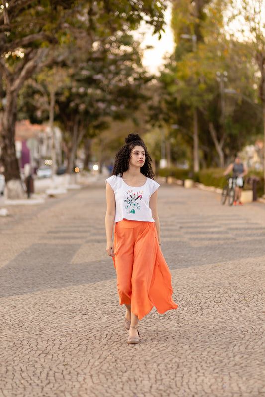 Calça tipo pantacourt com bolsos laterais