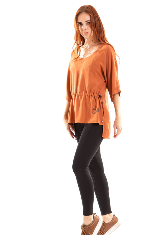 Blusa com manga 3/4 e cordão de crochê e pinturas à mão