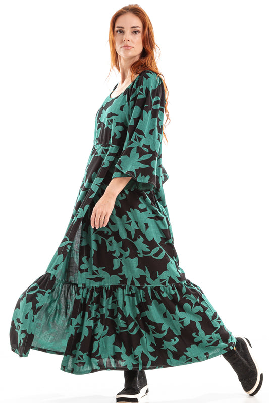 Vestido com fenda na frente e elástico nas costas