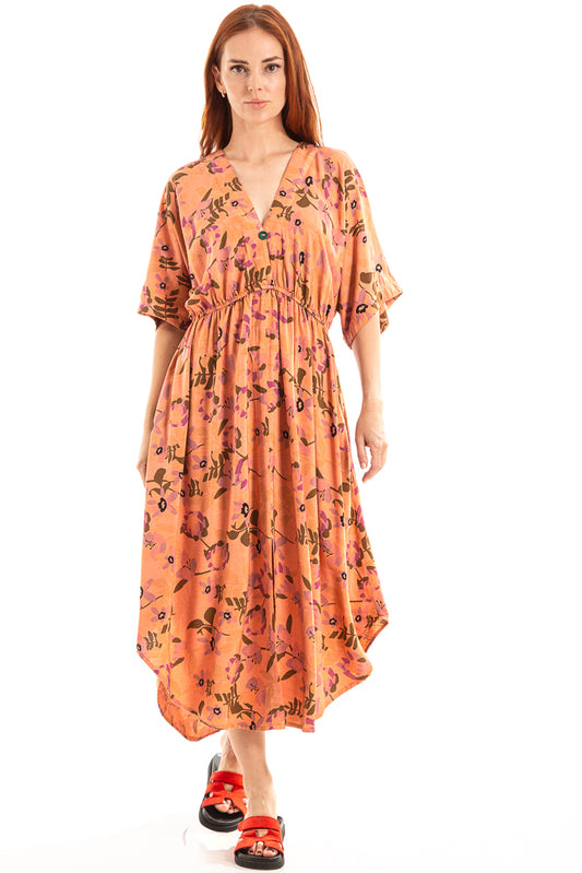 Vestido com transpasse no decote e fenda na frente