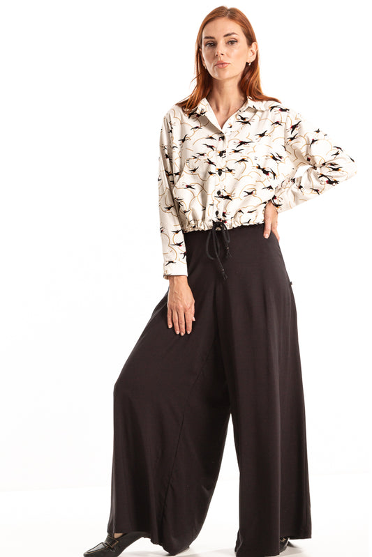 Calça pantalona com bolsos