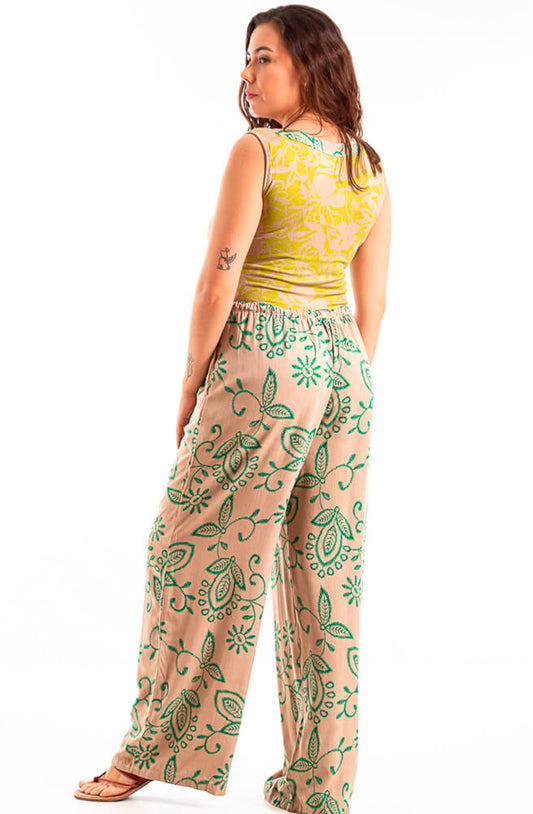 Macacao estampado com ajuste abaixo do busto e bolsos