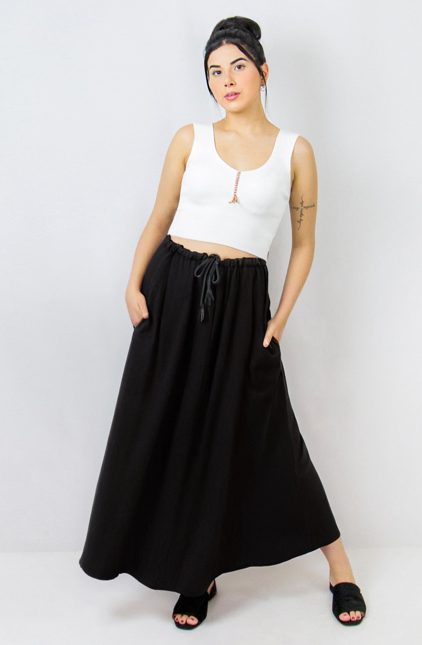 Saia com cordao para ajuste na cintura e botoes na frente