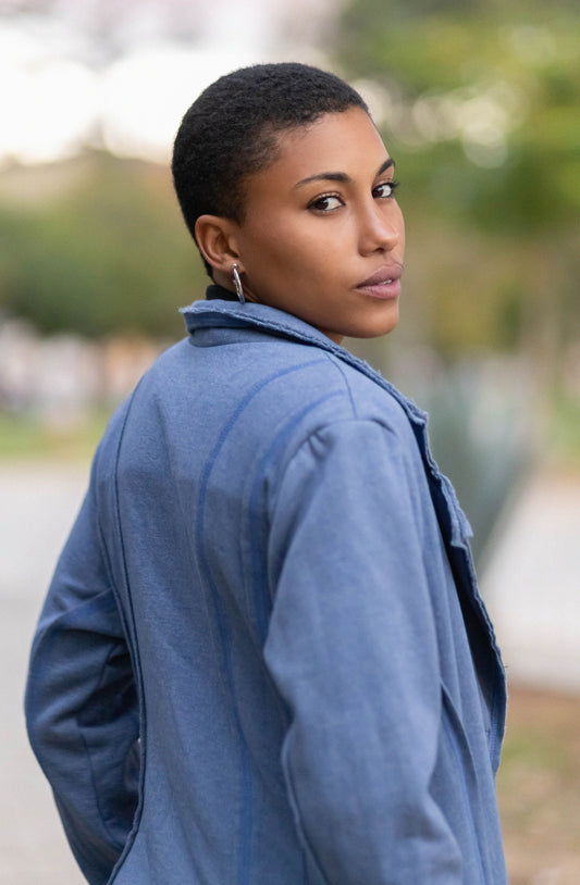 Sobretudo com bolsos laterais e botoes na frente