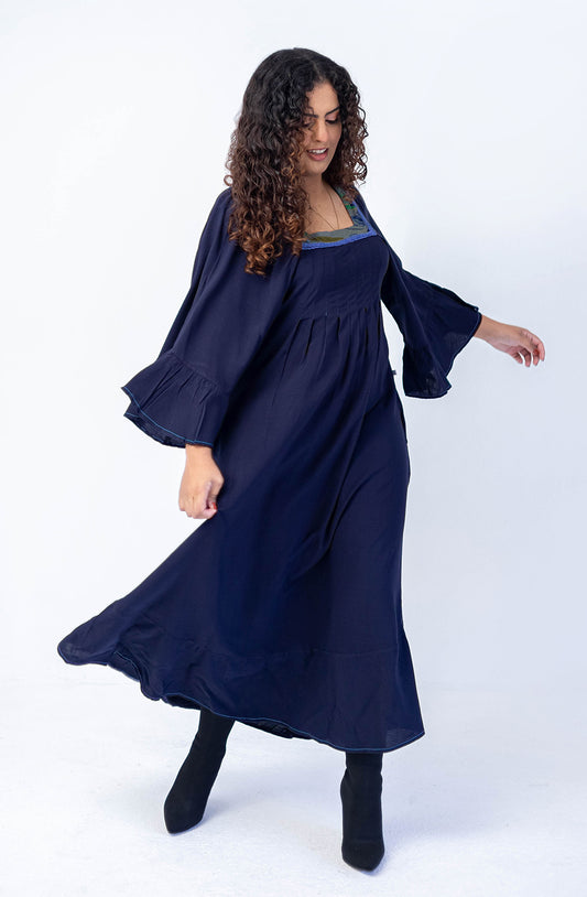 Vestido com decote quadrado