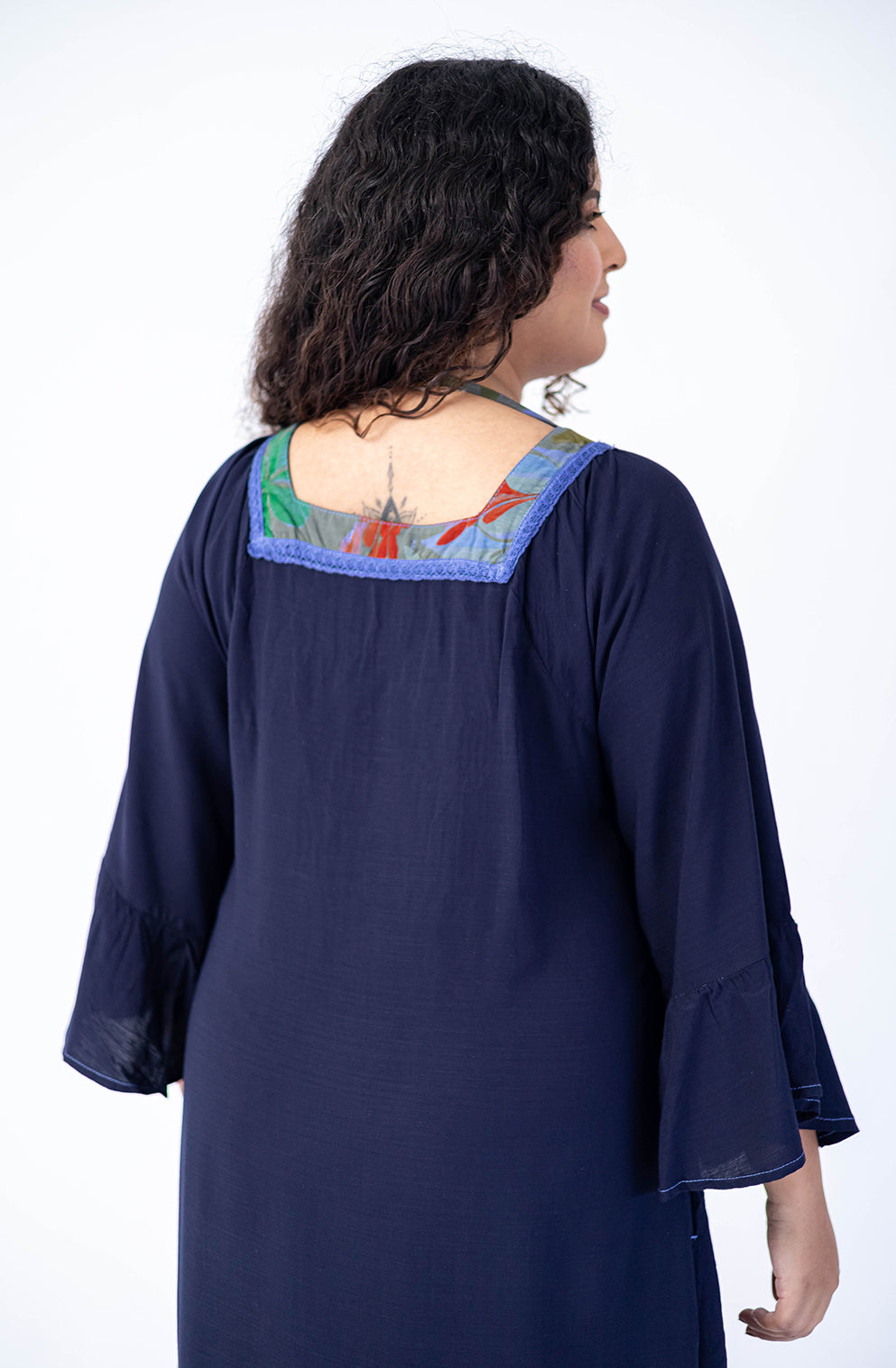 Vestido com decote quadrado