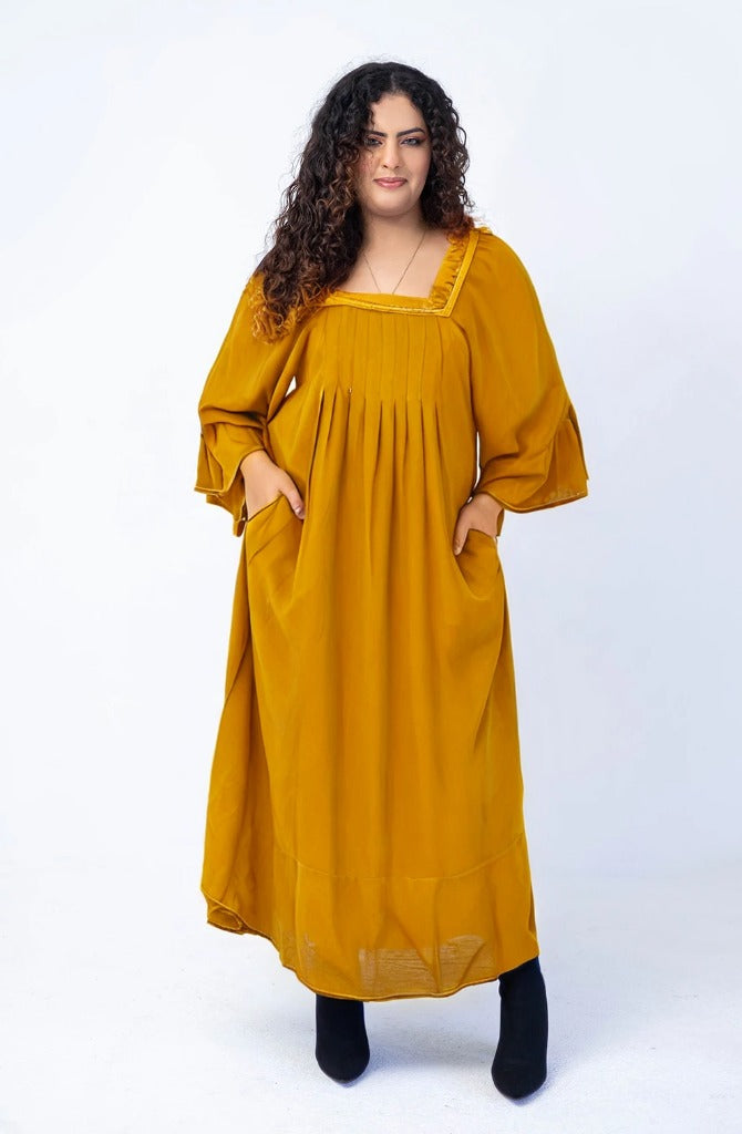 Vestido com decote quadrado