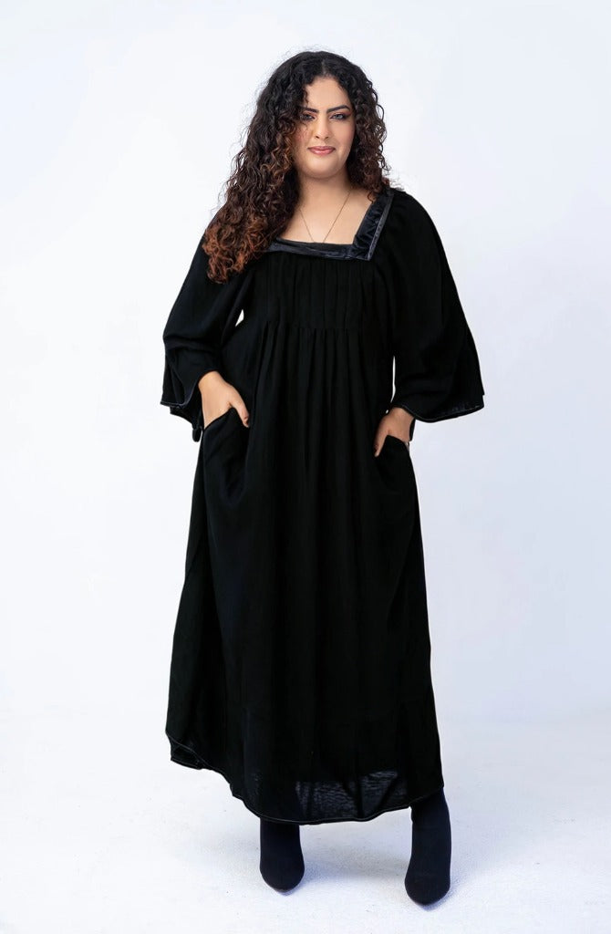 Vestido com decote quadrado