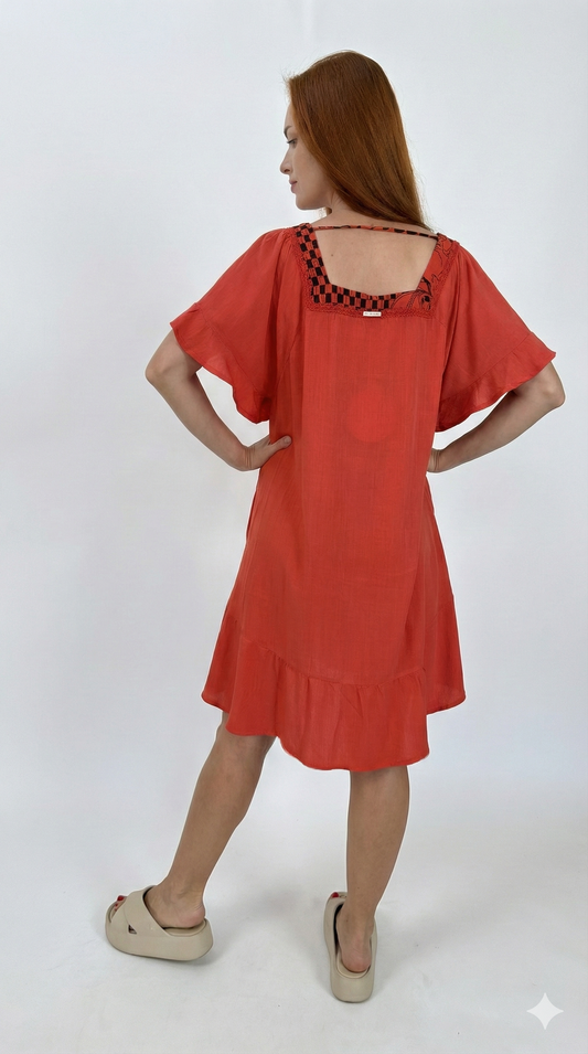 Vestido com decote quadrado curto