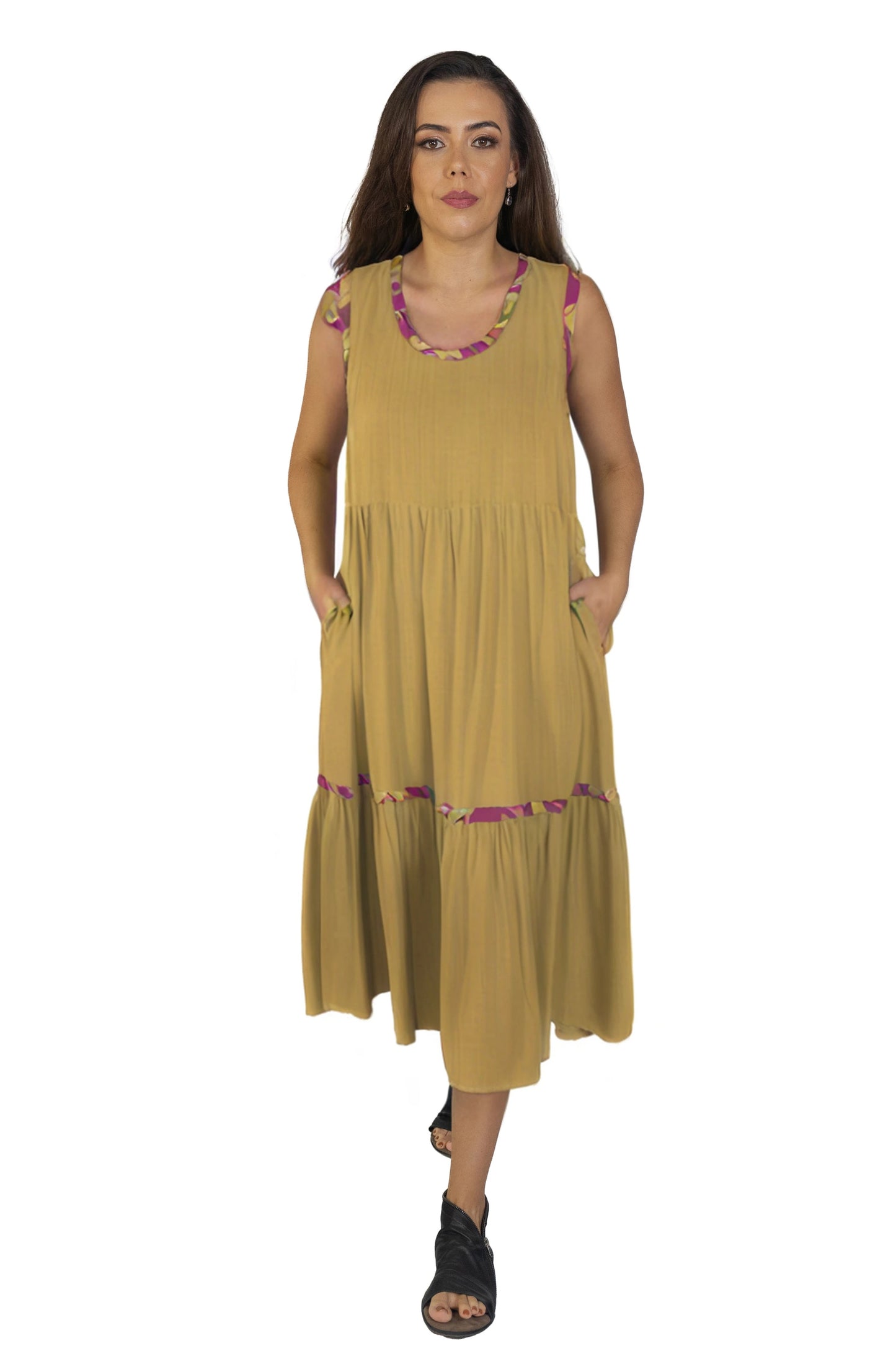 Vestido com detalhes estampados e bolsos laterais