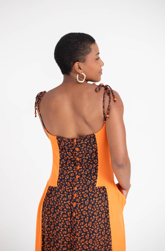 Vestido de alças finas e recorte na barra