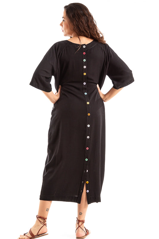 Vestido_liso_com_bolsos_frontais_e_botoes_coloridos_nas_costas