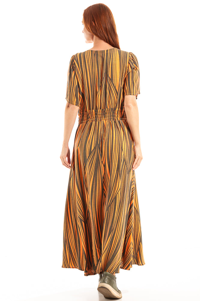 Vestido longo com bolsos externos e detalhe de flor de crochê