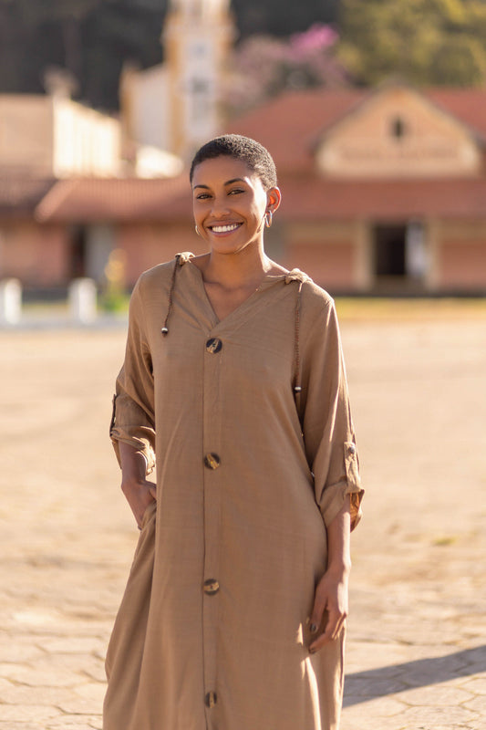 Vestido longo com capuz e carimbos artesanais na barra