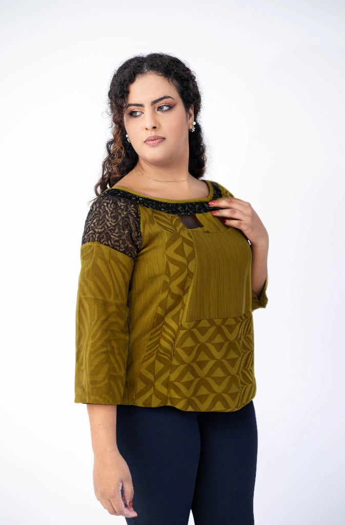 Blusa em patchwork com decote canoa