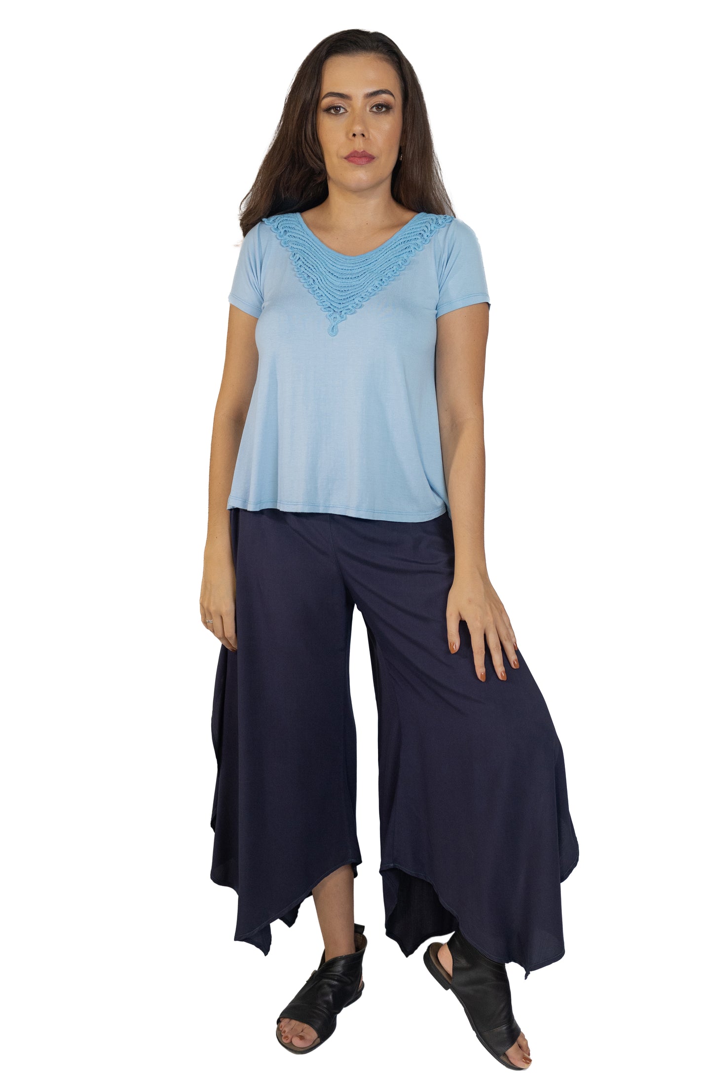 Calça tipo pantacourt com bolsos laterais
