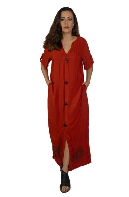 Vestido longo com capuz e carimbos artesanais na barra