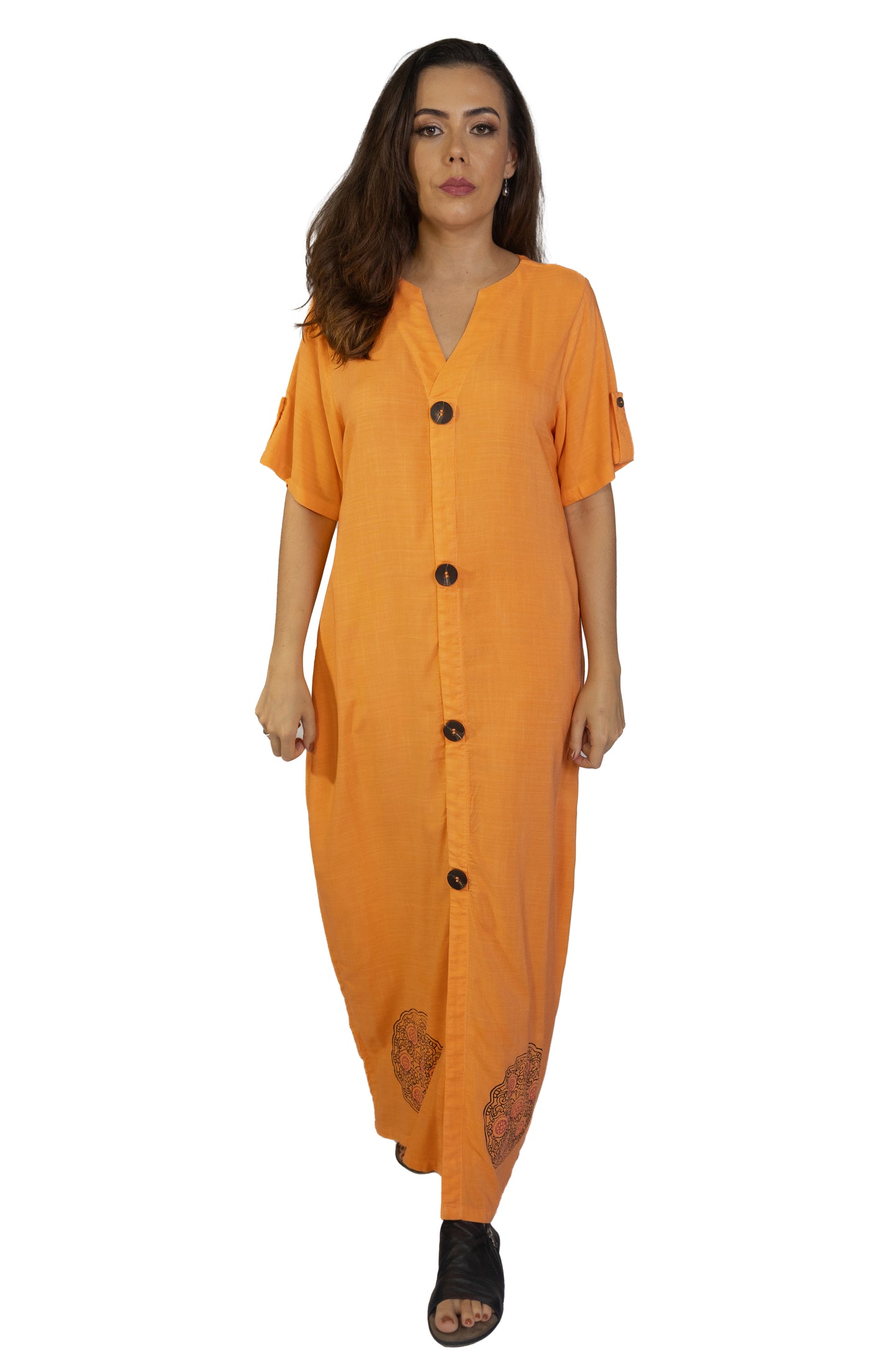 Vestido longo com capuz e carimbos artesanais na barra