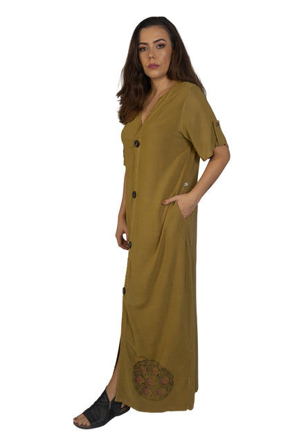 Vestido longo com capuz e carimbos artesanais na barra