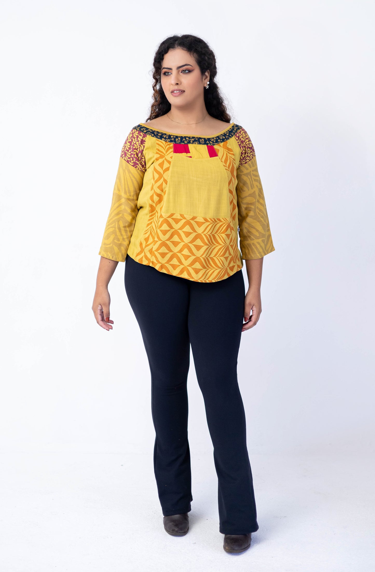 Blusa em patchwork com decote canoa
