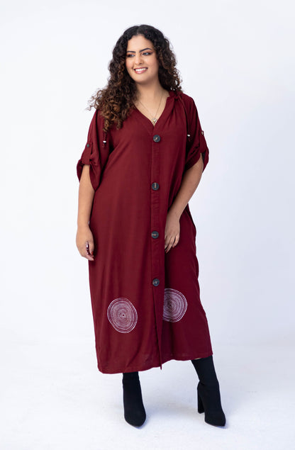 Vestido longo com capuz e carimbos artesanais na barra