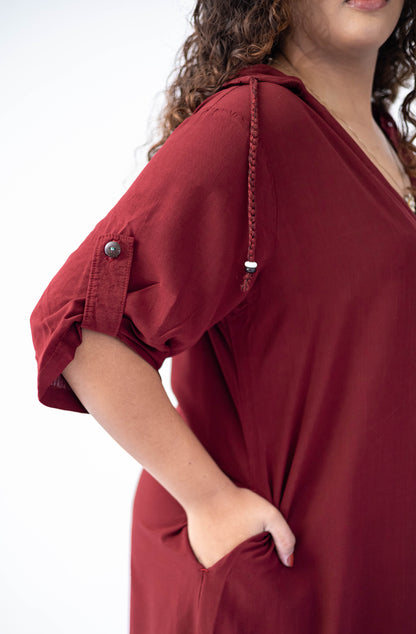 Vestido longo com capuz e carimbos artesanais na barra