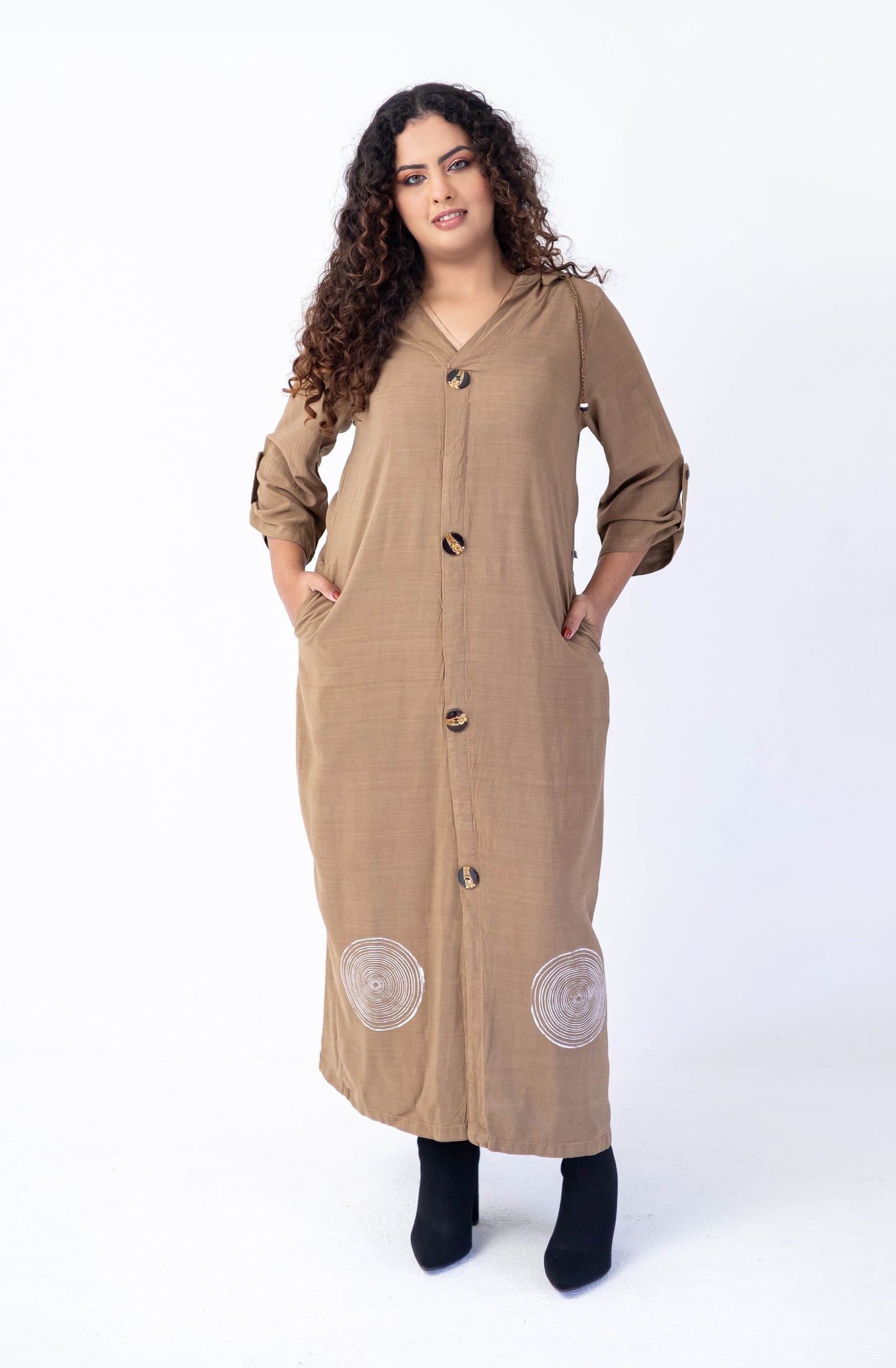 Vestido longo com capuz e carimbos artesanais na barra