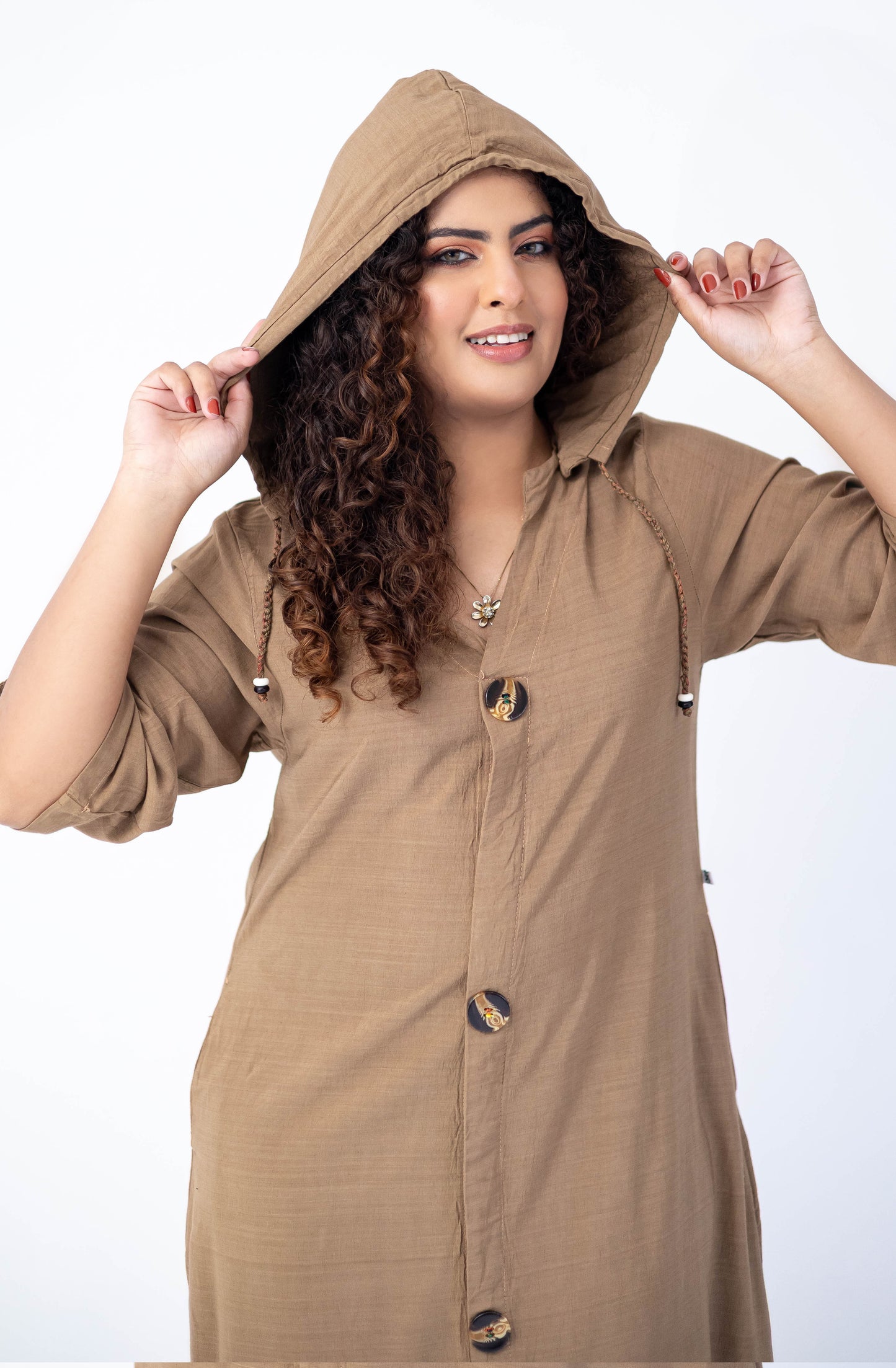 Vestido longo com capuz e carimbos artesanais na barra